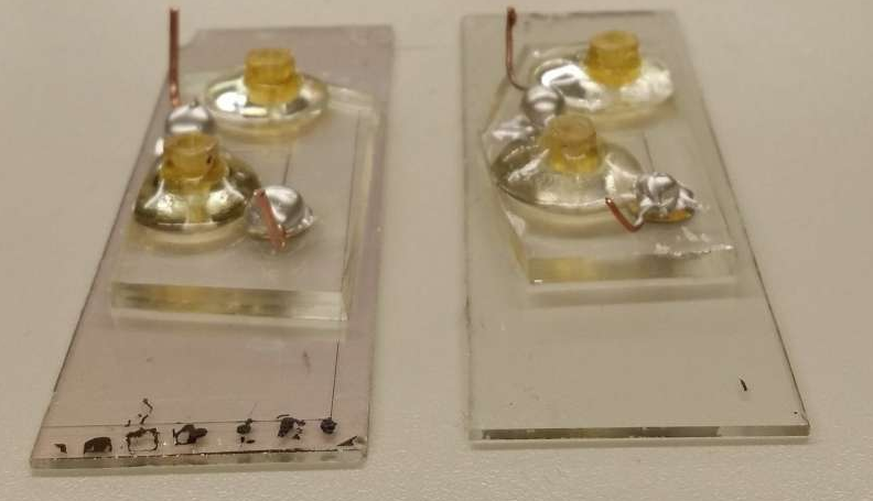 芯片實驗室設備利用電信號測量葡萄糖，分辨血型并檢測病毒或癌癥。但是生物樣品需要保護免受電場的影響。一層薄薄的氧化鉿可以解決問題。圖片來源：Sanaz Habibi
